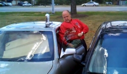 Suýt không vào được xe vì đỗ chiếm chỗ